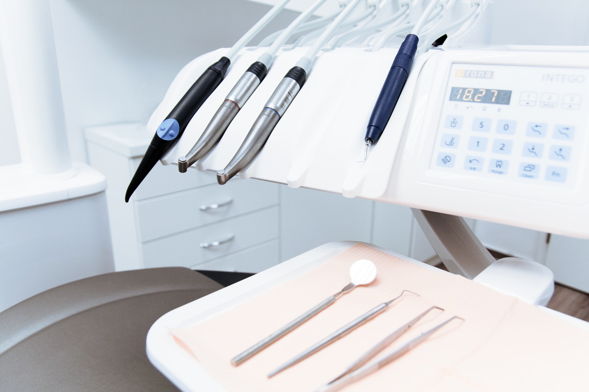 Care for Veneers vs Crowns | Veneers vs Crowns: Difference & Similarities | Rockcliffe Dental